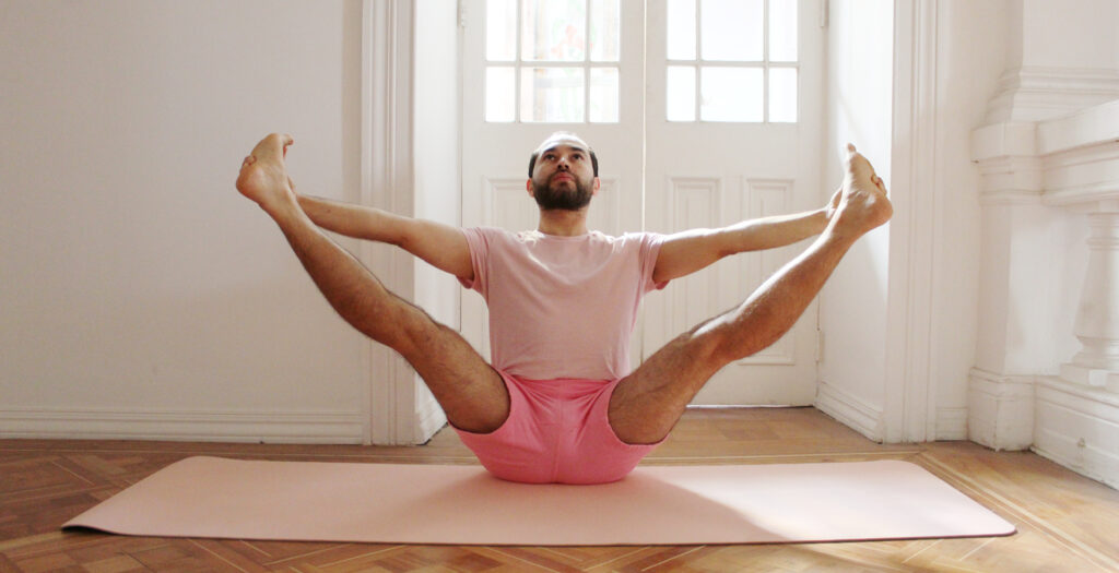 Juan Esparza haciendo clases de Yoga